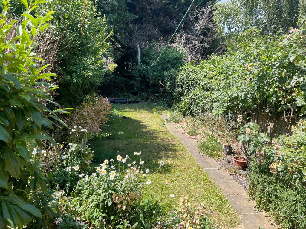 Lot: 127 - END-TERRACE HOUSE FOR IMPROVEMENT -